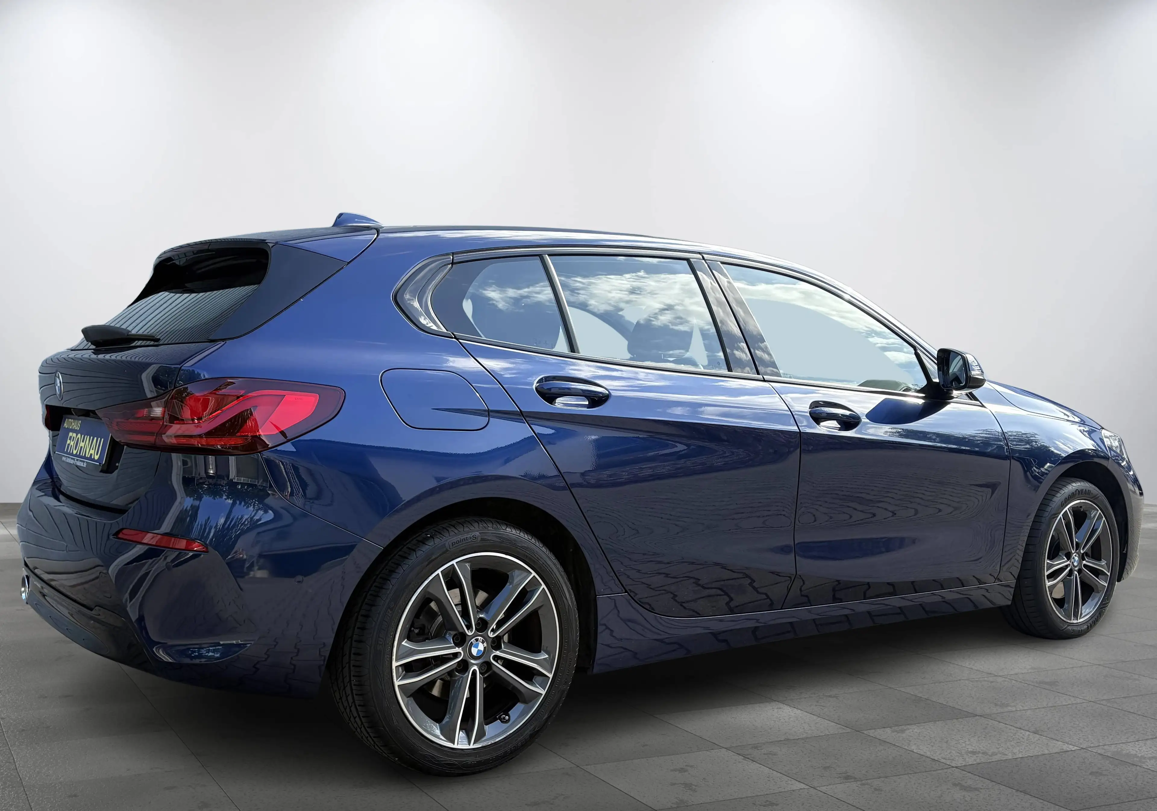 BMW 118 i Sport Line Pano AHK Tempomat Apple CarPlay PDC Navi — photo 6