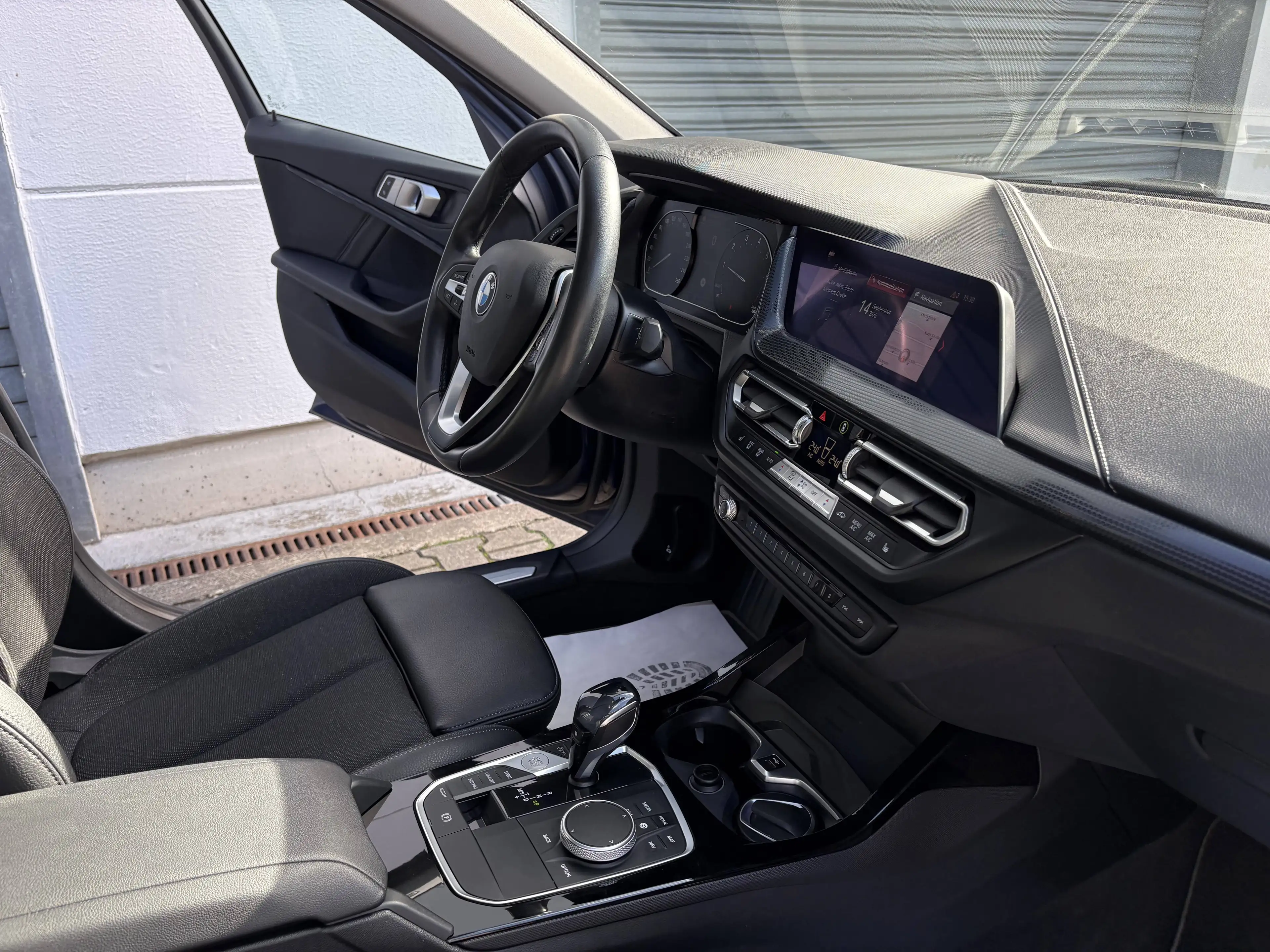 BMW 118 i Sport Line Pano AHK Tempomat Apple CarPlay PDC Navi — photo 10