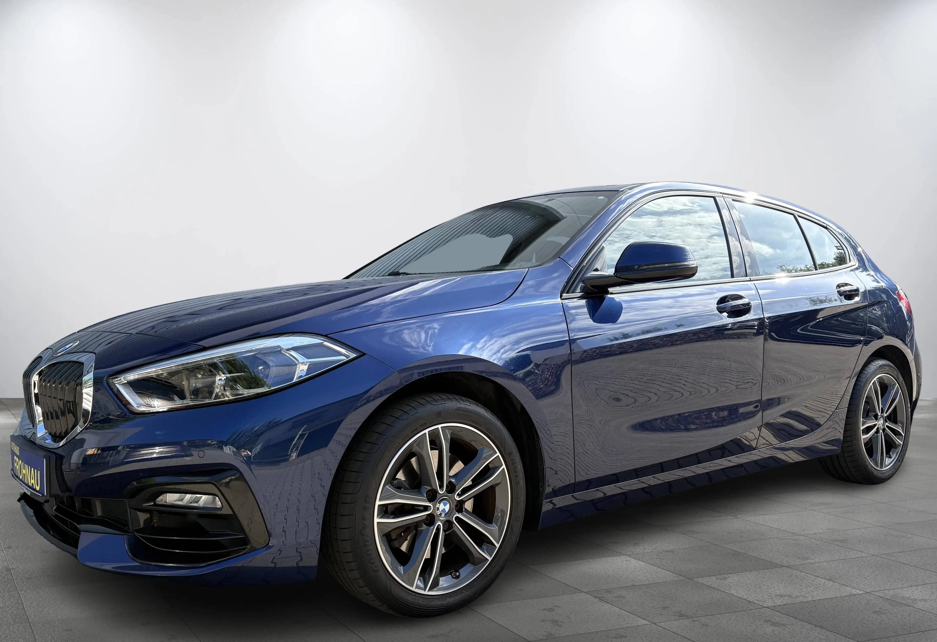 BMW 118 i Sport Line Pano AHK Tempomat Apple CarPlay PDC Navi