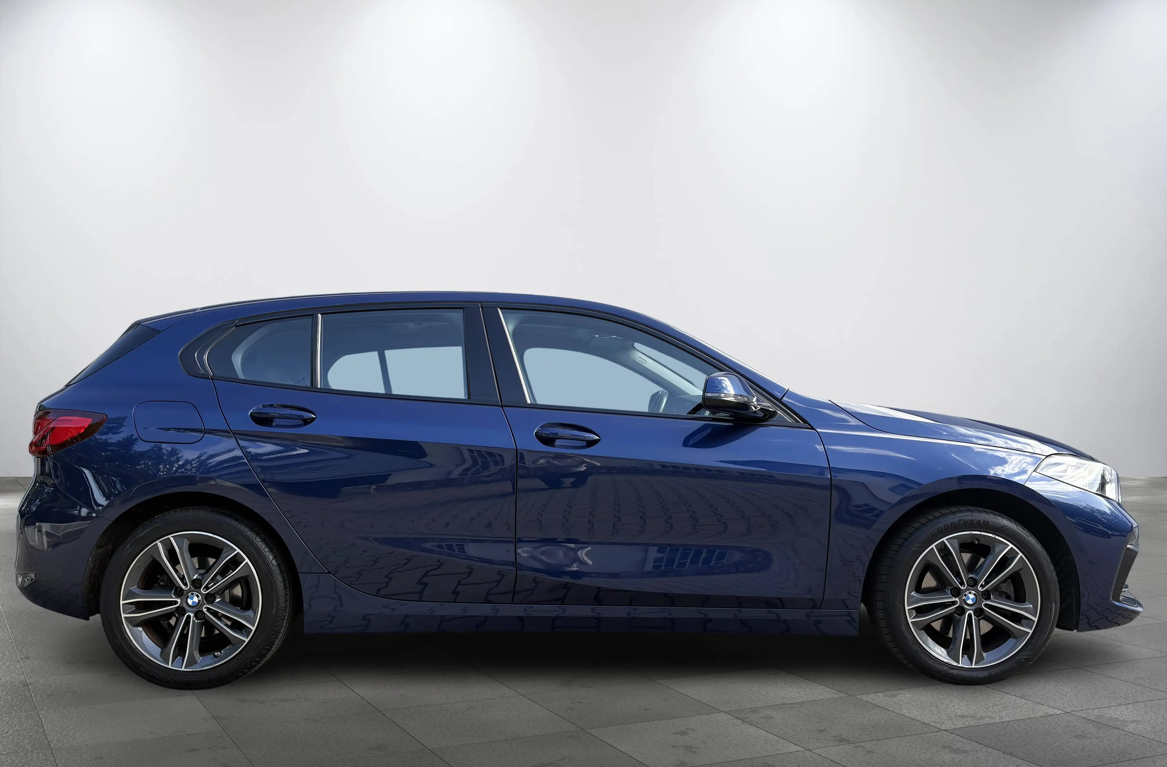 BMW 118 i Sport Line Pano AHK Tempomat Apple CarPlay PDC Navi — photo 4