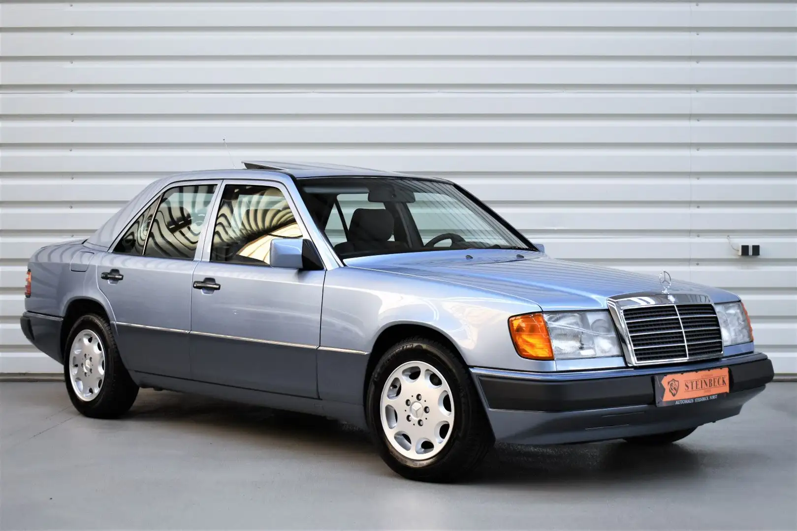 Mercedes-Benz E 200 E200 Oldtimer-Zulassung+45.250km+2.Hand+ Deutsch Modrá - 1