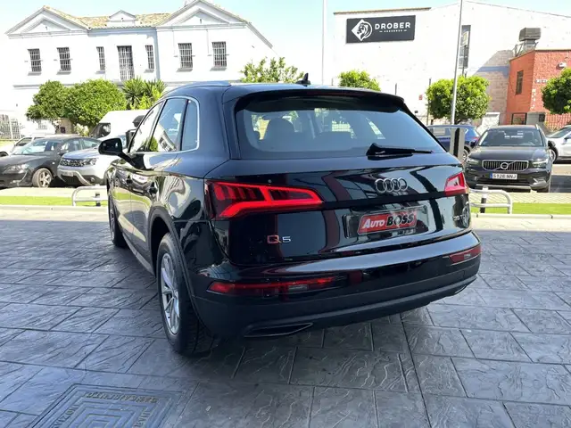 Audi Q5 view 8
