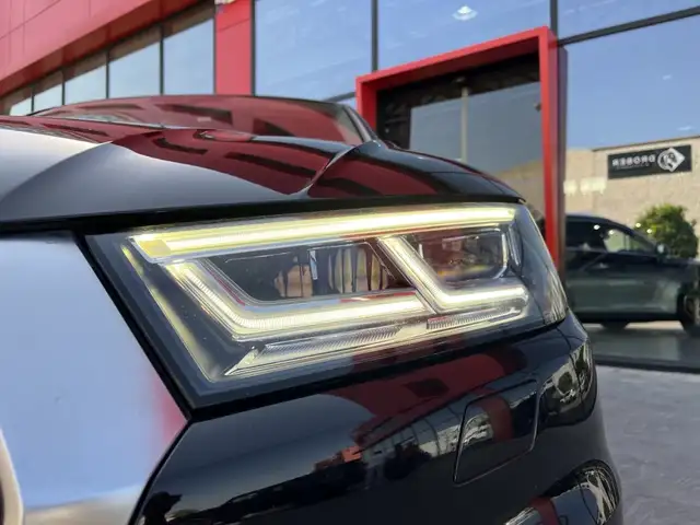 Audi Q5 view 12