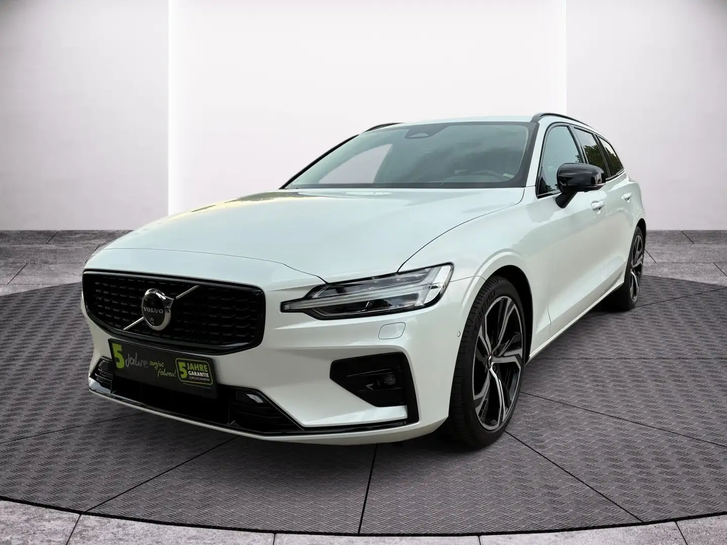 Volvo V60 Kombi B4 Plus Dark ACC+LED+Navi+2xKlima+Kam. Weiß - 2