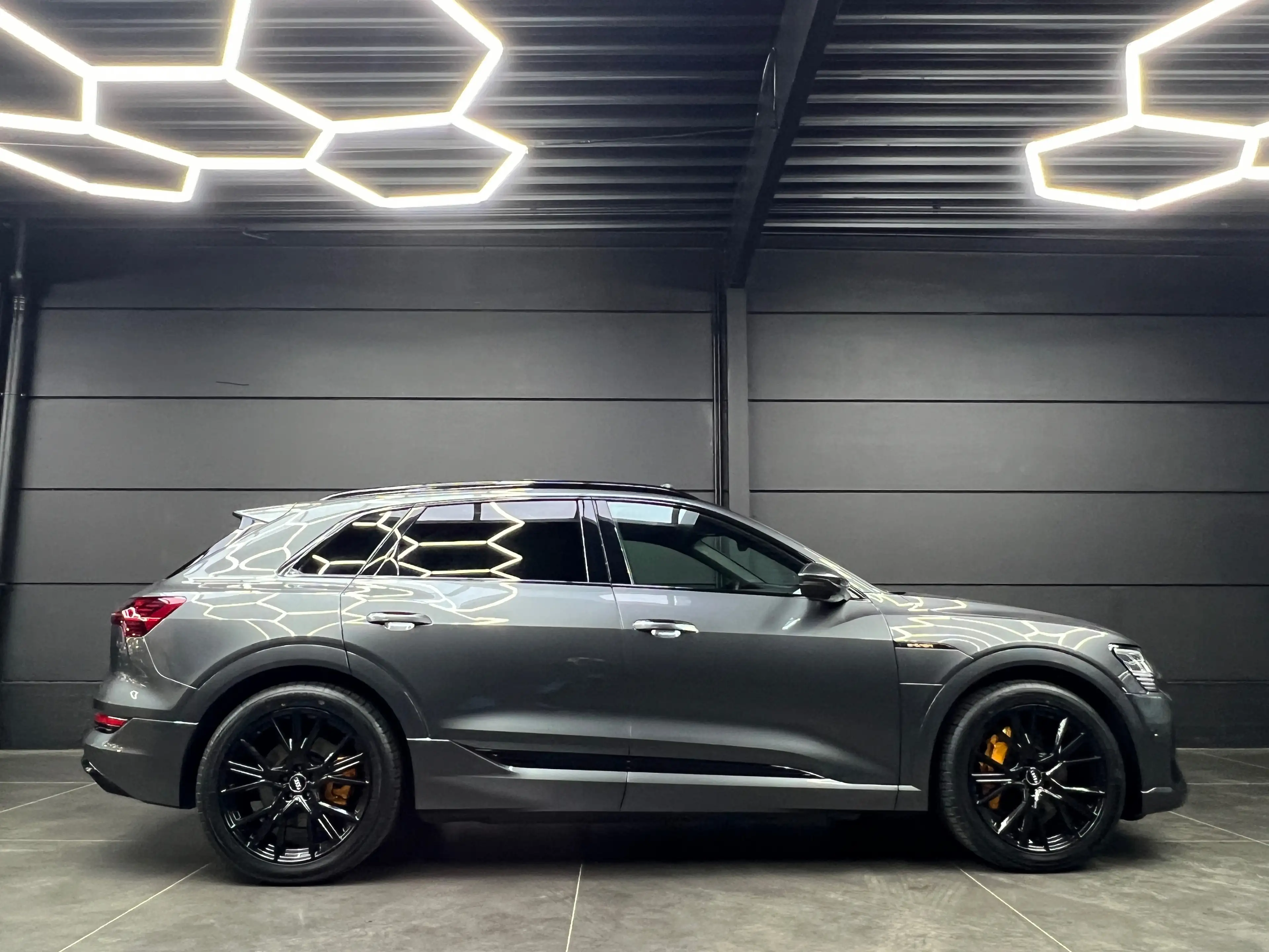 Audi e-tron 55 Quattro S line / BLACK pack / — photo 2