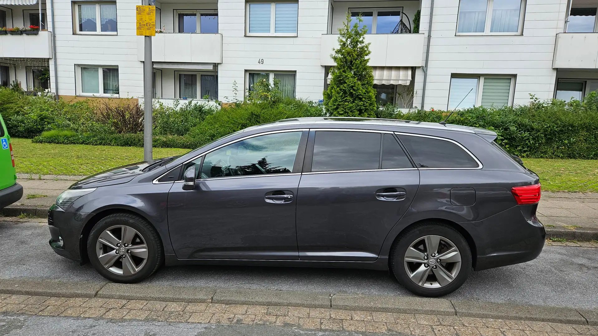Toyota Avensis Touring Sports 1,8 Navi Klima SHZ Kamera Gris - 1