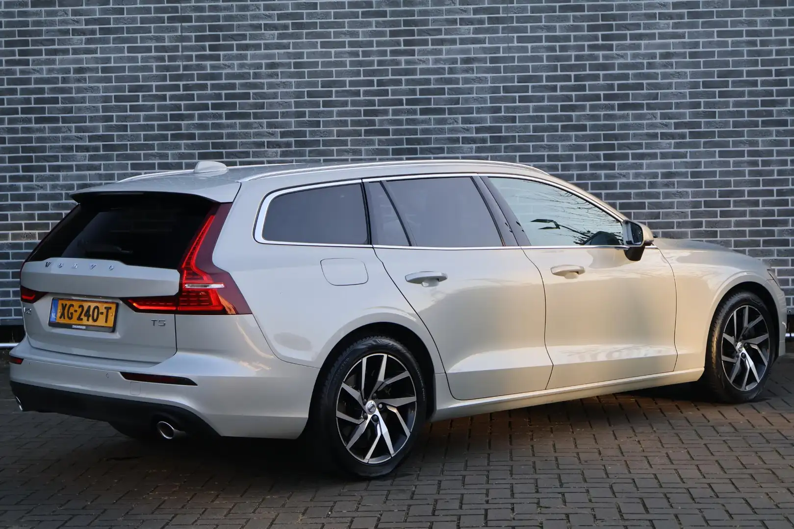 Volvo V60 2.0 T5 Momentum | Cruise control | Extra getint gl Grau - 2