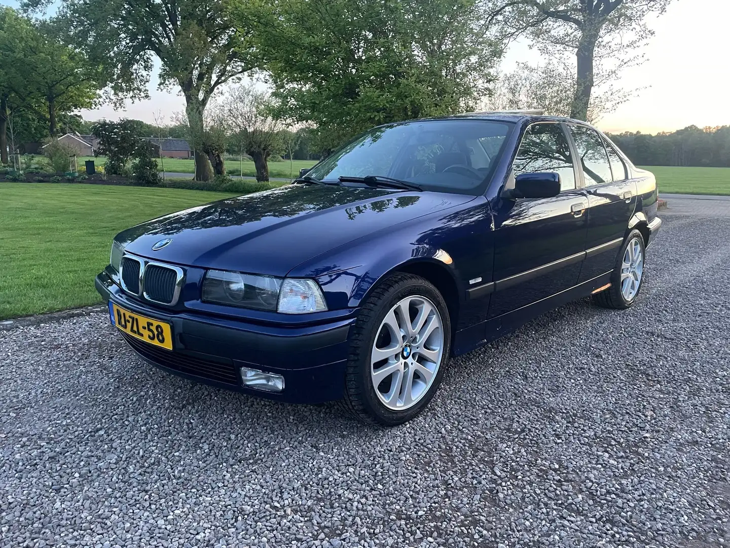 BMW 320 320i Executive Blue - 1