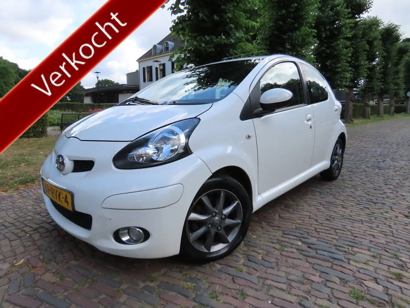 Toyota Aygo 1.0-12V Dynamic Navigator Airco Navigatie 5 Drs Lm Wit - 1