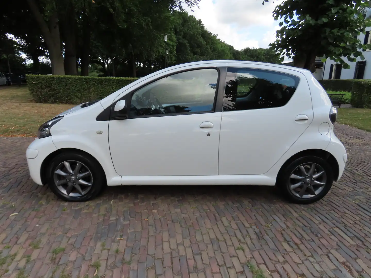 Toyota Aygo 1.0-12V Dynamic Navigator Airco Navigatie 5 Drs Lm Wit - 2