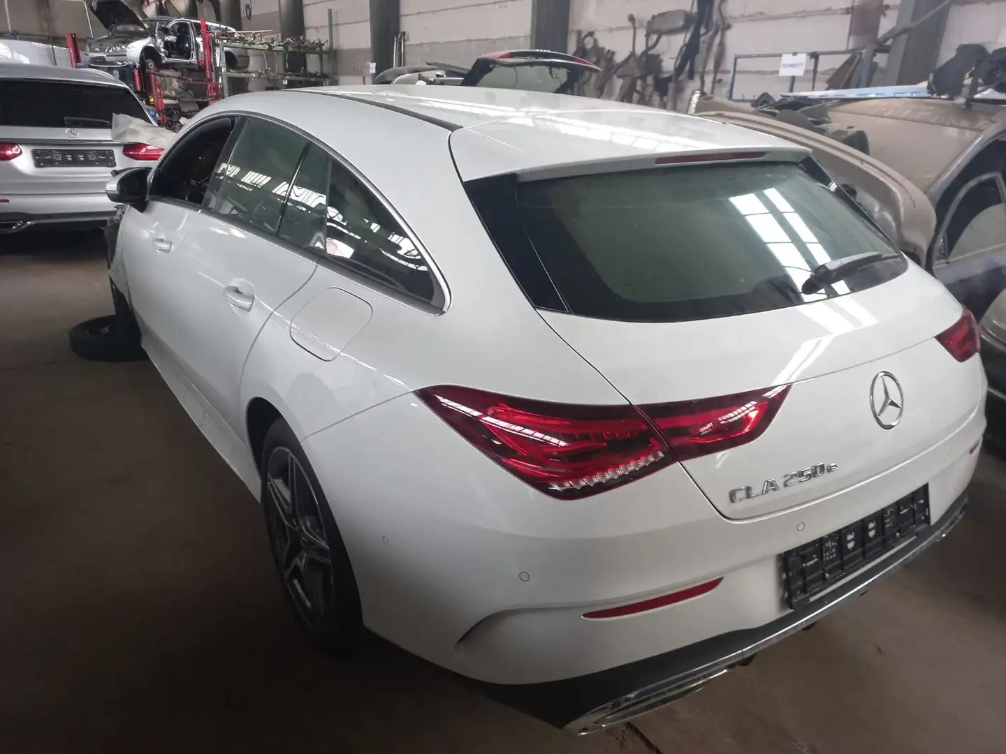 Mercedes-Benz CLA 250 Shooting Brake AMG-Line AUTOMATIK LEDER White - 1