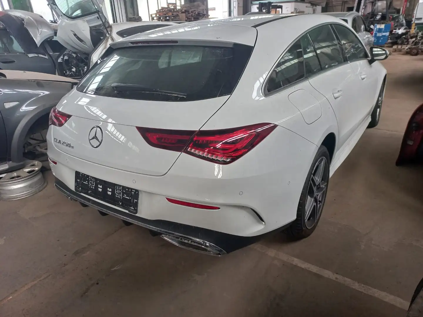 Mercedes-Benz CLA 250 Shooting Brake AMG-Line AUTOMATIK LEDER White - 2