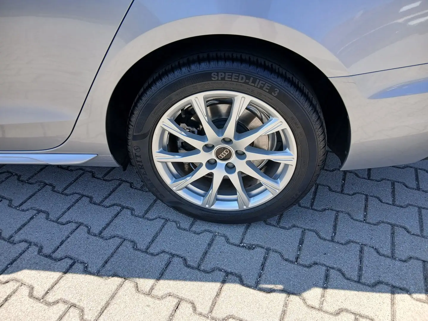Audi A4 40 TDI quattro Silber - 2