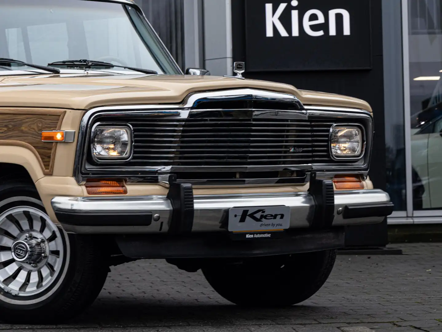 Jeep Wagoneer 5.9 V8 Limited Wagon Marrón - 2