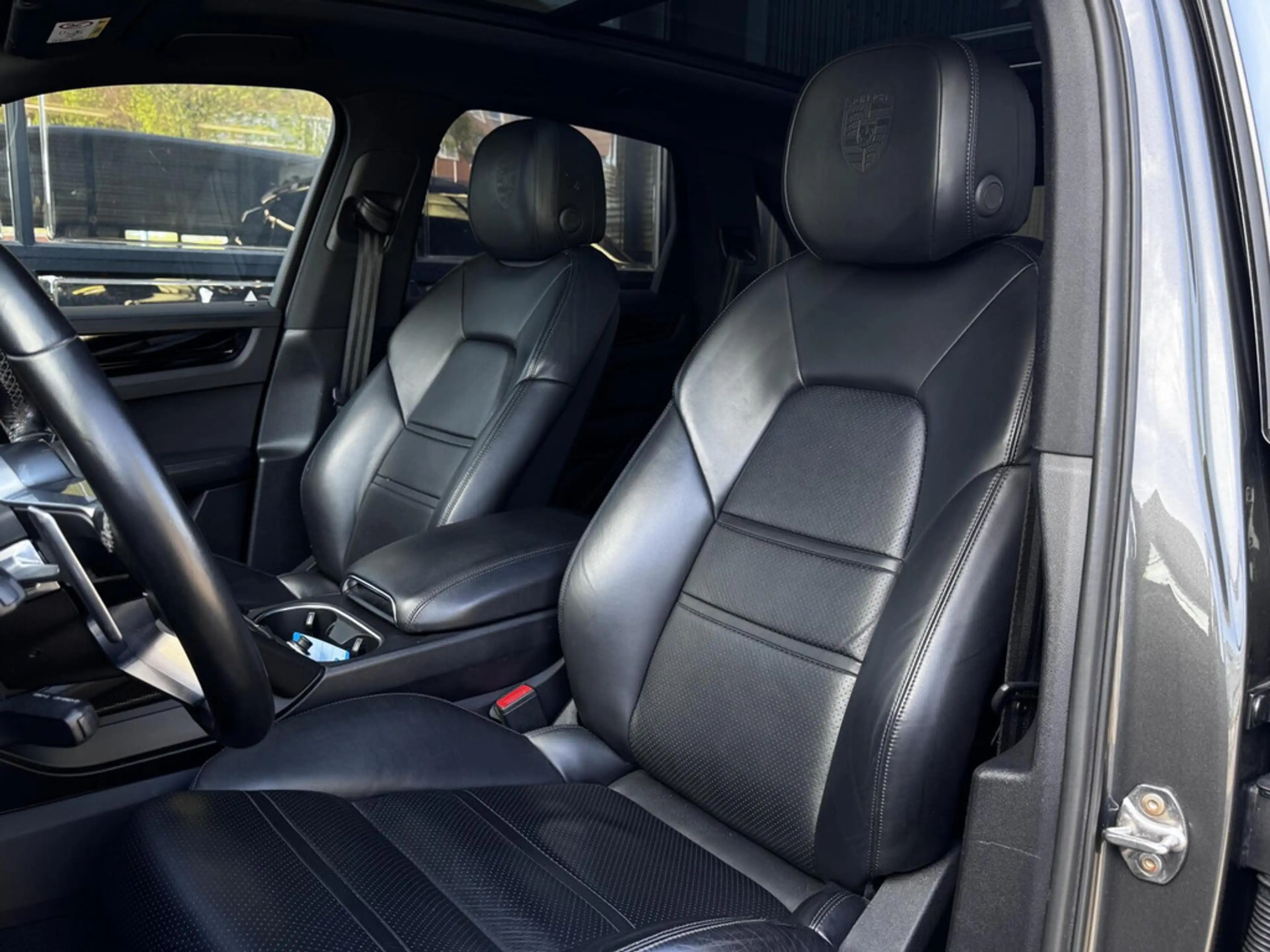 Porsche Cayenne 3.0 E-Hybrid | SOH 87% | Panodak | Sport Chrono | — photo 7
