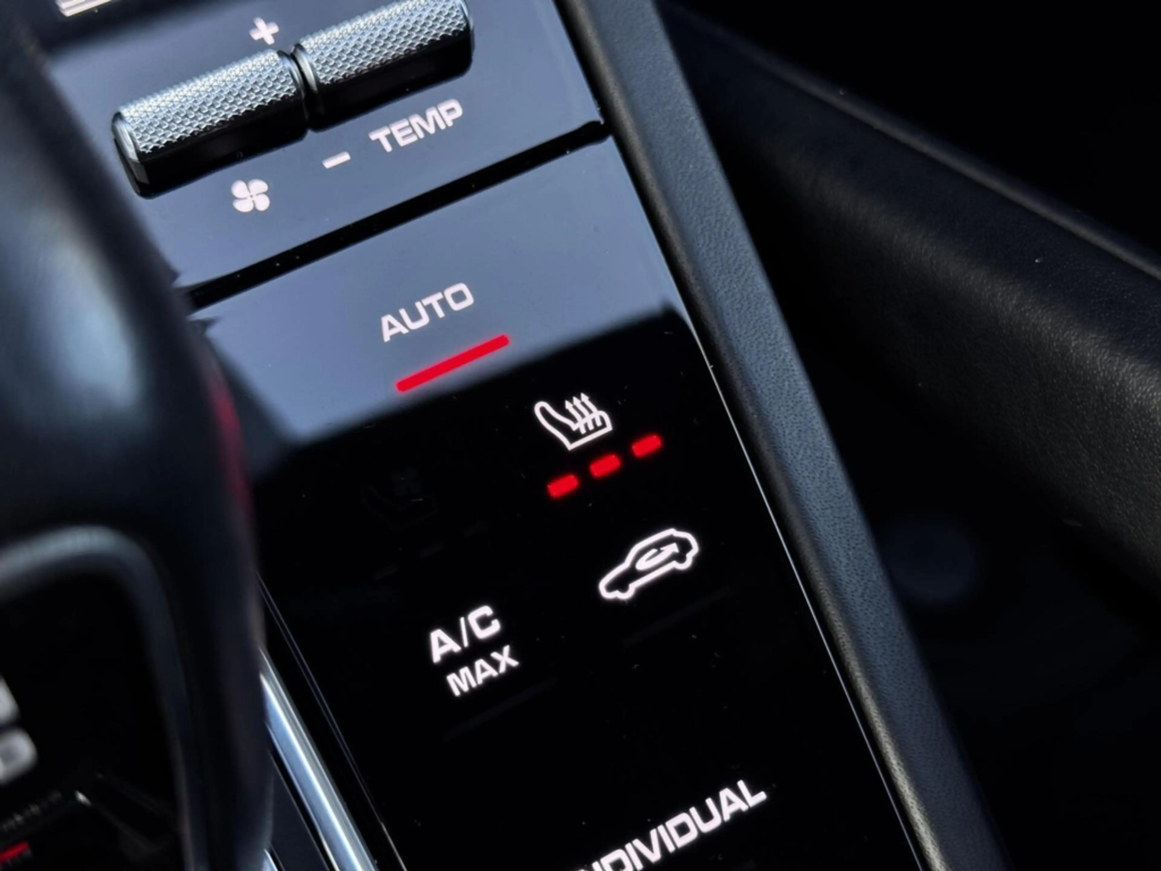 Porsche Cayenne 3.0 E-Hybrid | SOH 87% | Panodak | Sport Chrono | — photo 34