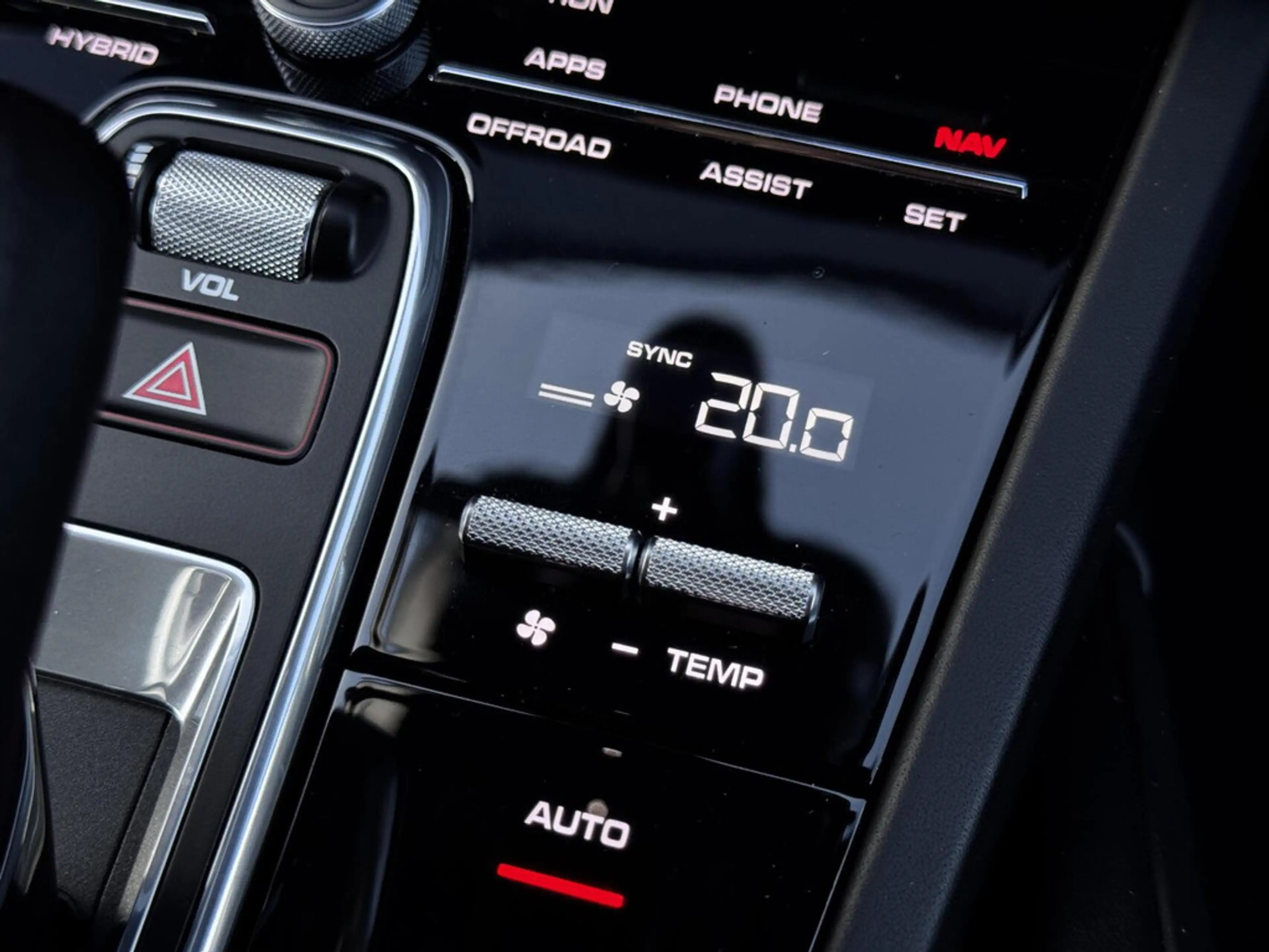 Porsche Cayenne 3.0 E-Hybrid | SOH 87% | Panodak | Sport Chrono | — photo 37