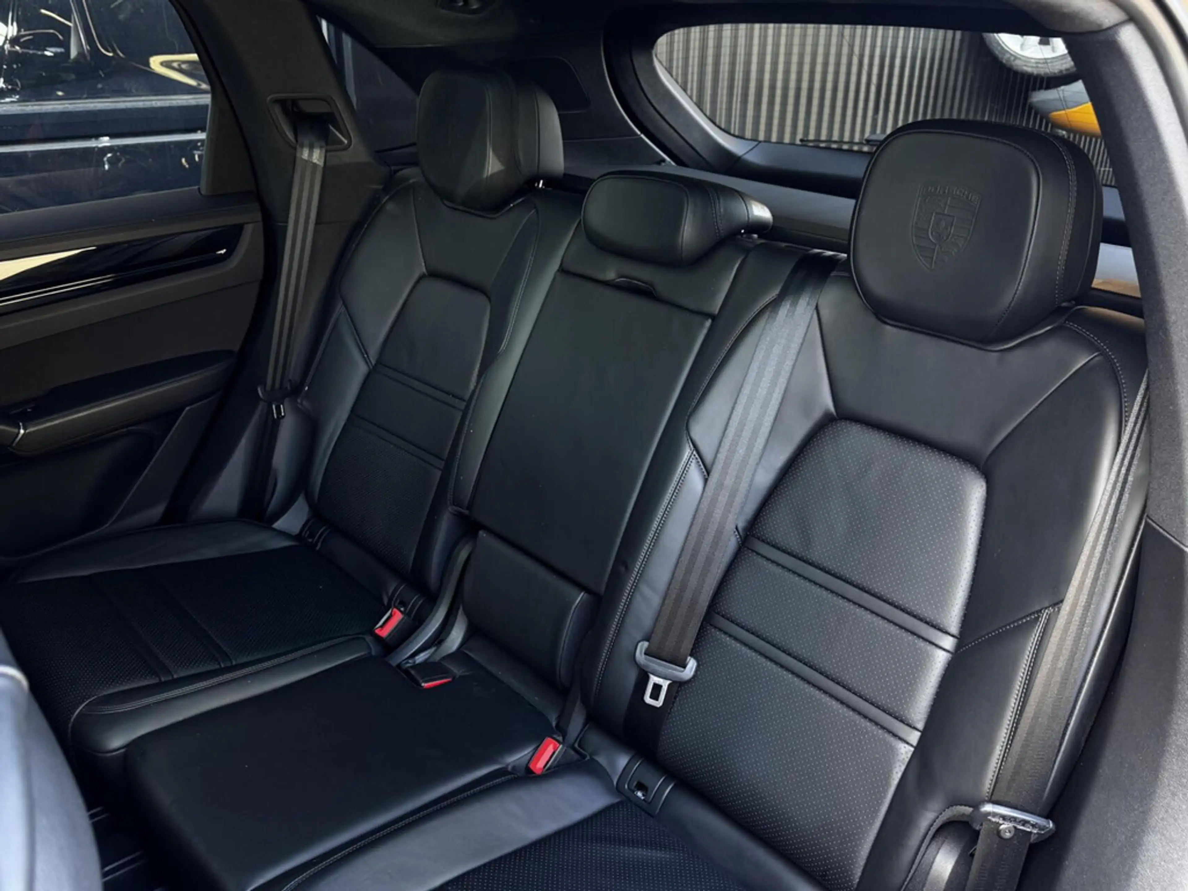 Porsche Cayenne 3.0 E-Hybrid | SOH 87% | Panodak | Sport Chrono | — photo 9