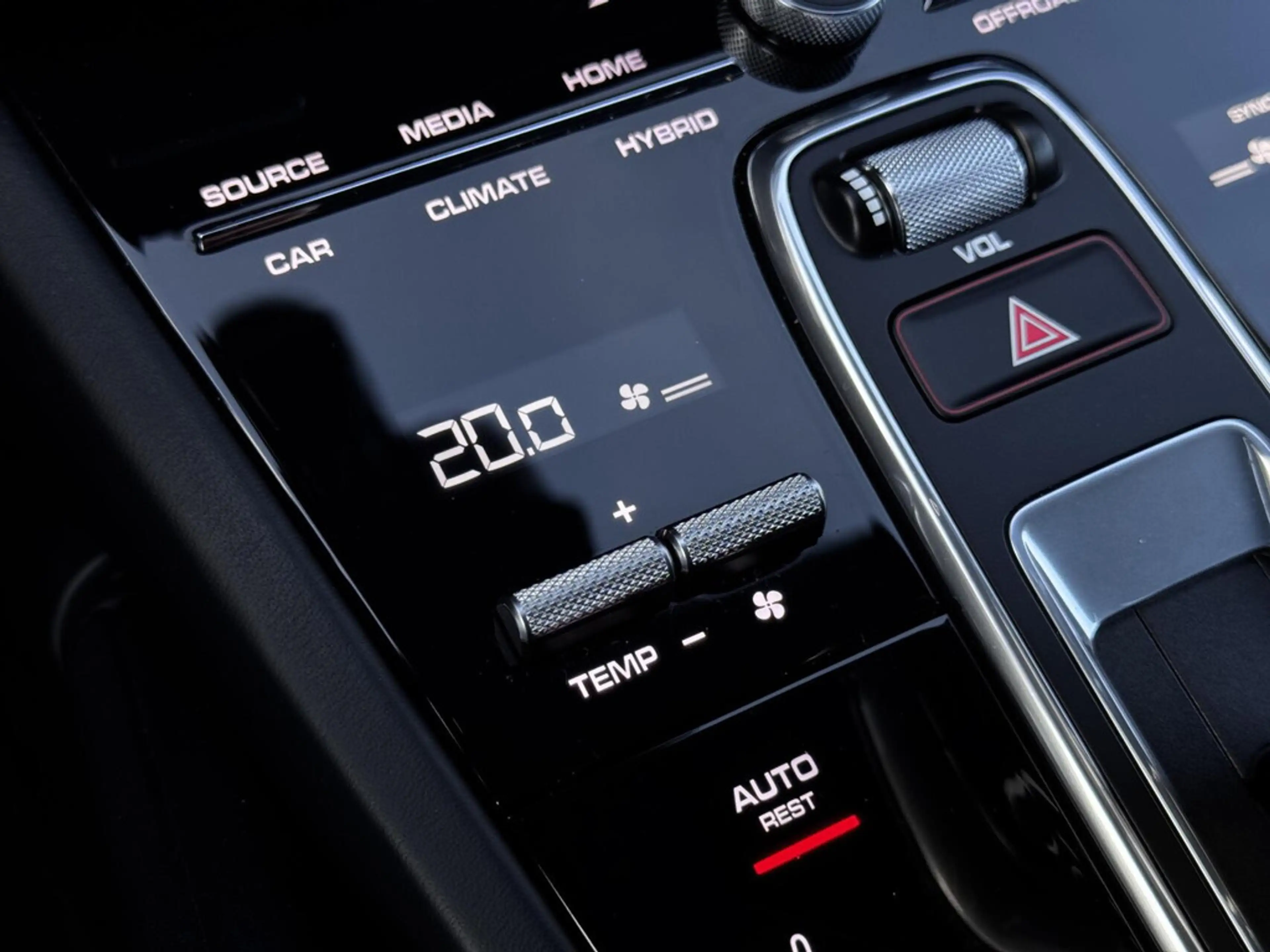 Porsche Cayenne 3.0 E-Hybrid | SOH 87% | Panodak | Sport Chrono | — photo 33