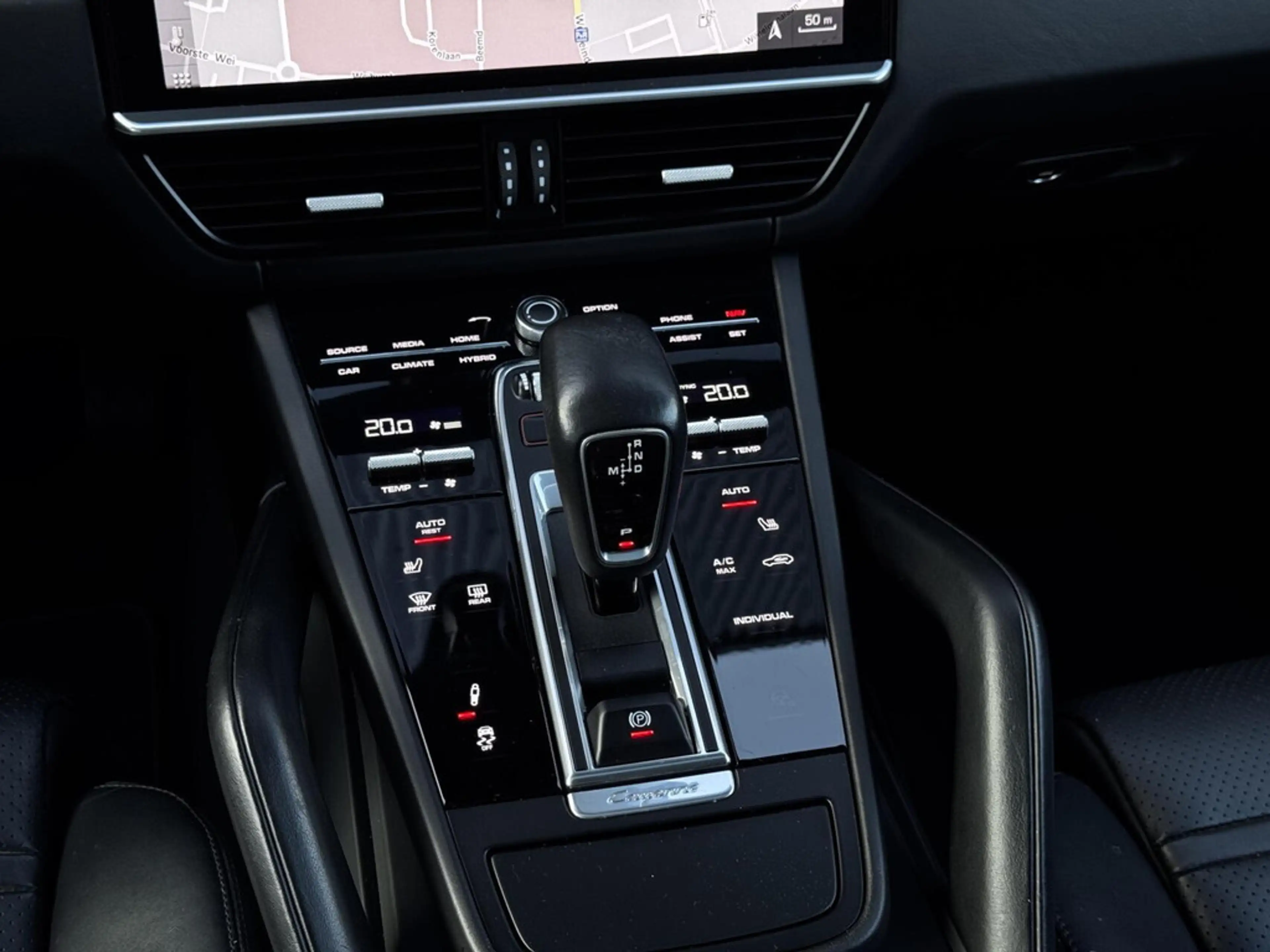 Porsche Cayenne 3.0 E-Hybrid | SOH 87% | Panodak | Sport Chrono | — photo 28