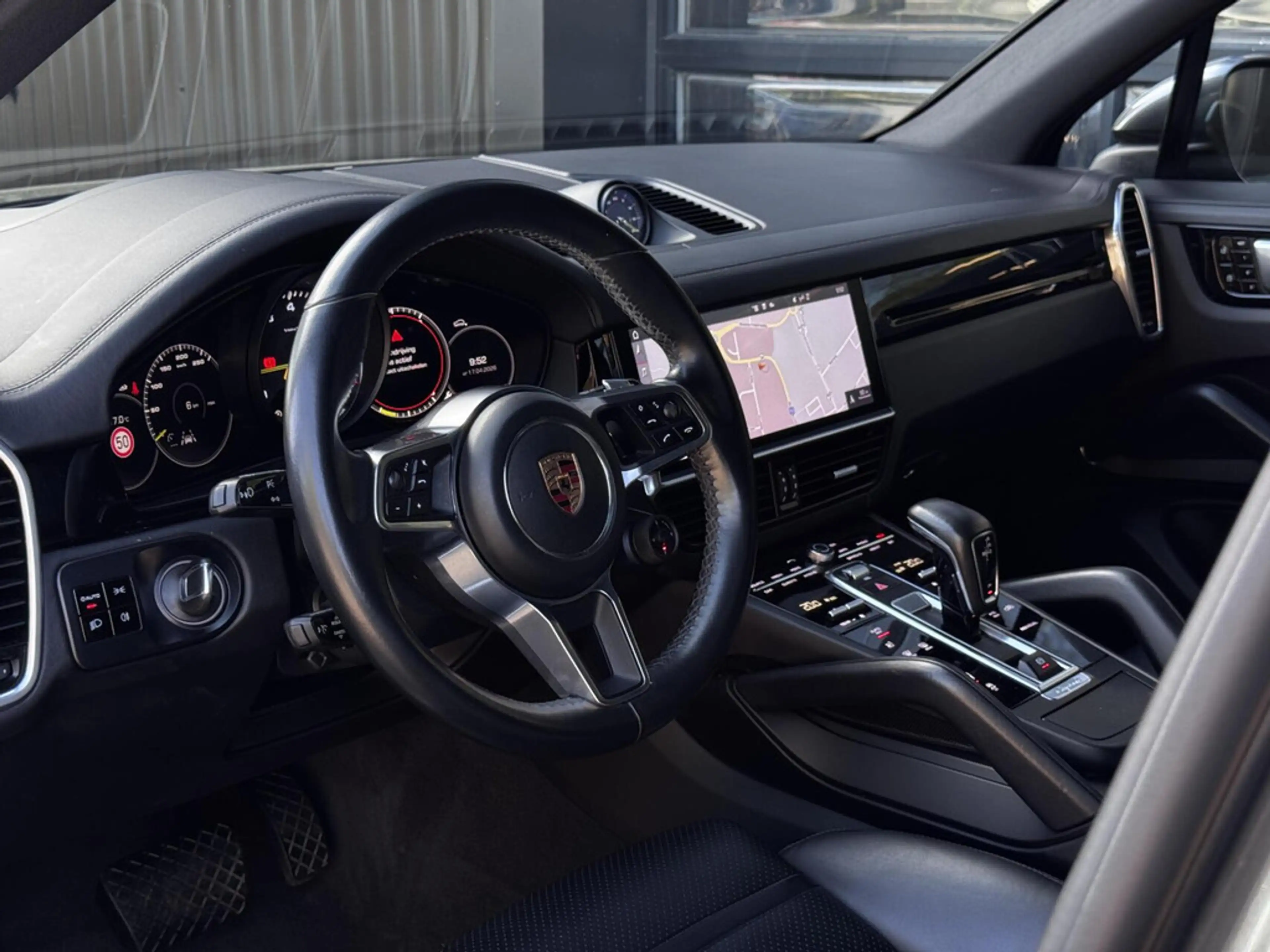 Porsche Cayenne 3.0 E-Hybrid | SOH 87% | Panodak | Sport Chrono | — photo 6