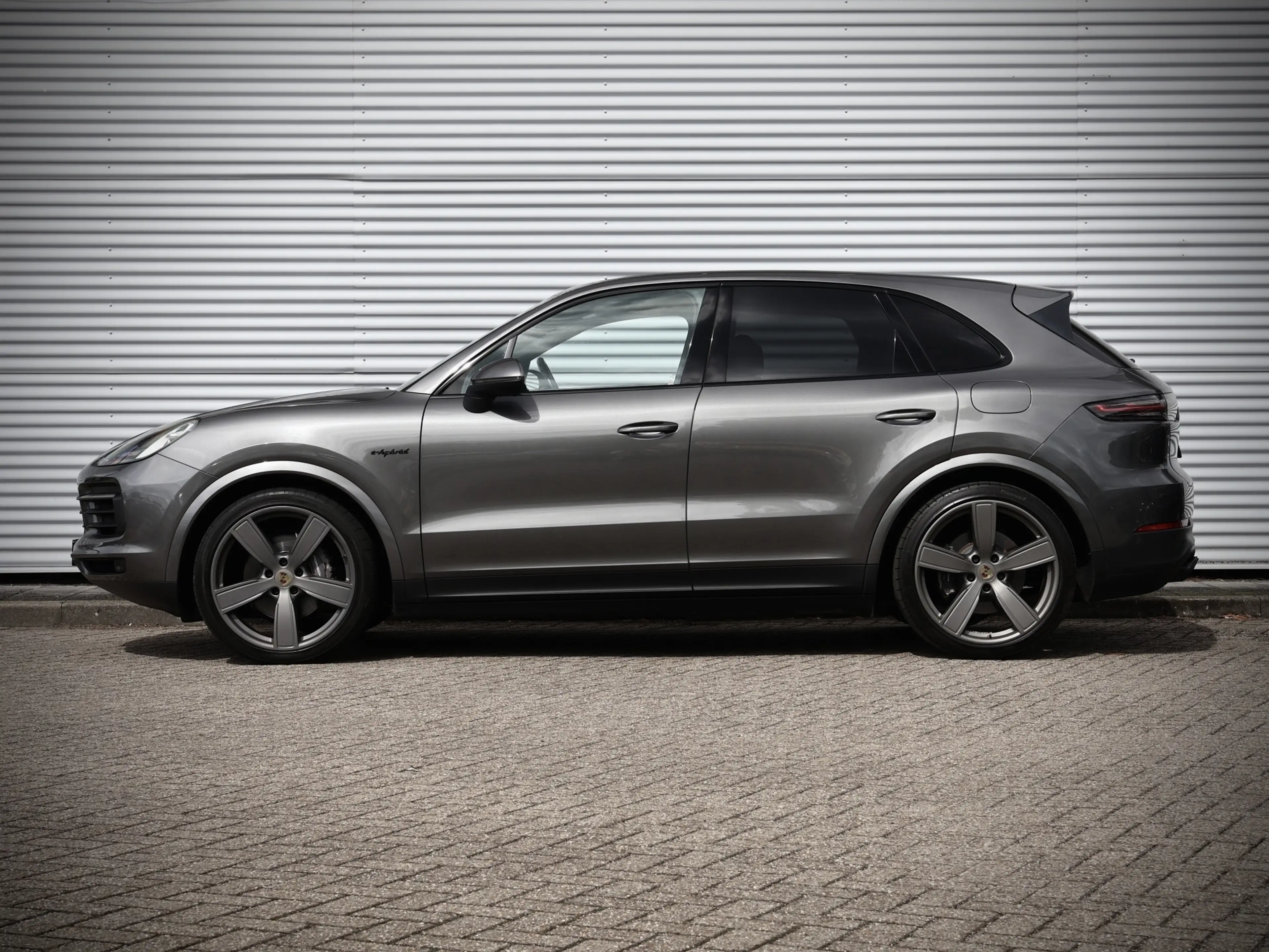 Porsche Cayenne 3.0 E-Hybrid | SOH 87% | Panodak | Sport Chrono | — photo 11