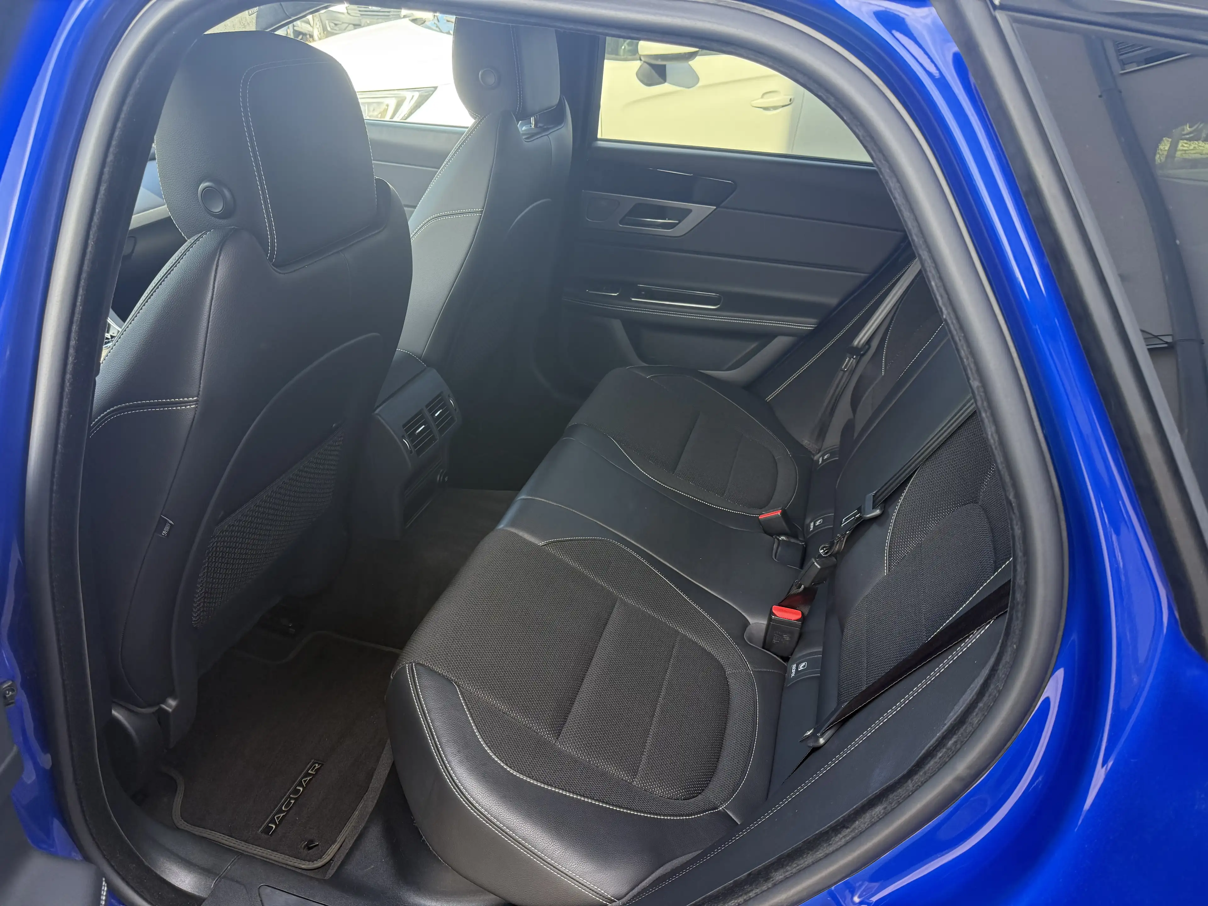Jaguar XF XF R-Design Sportbrake AWD Allrad EXTRAS — photo 10