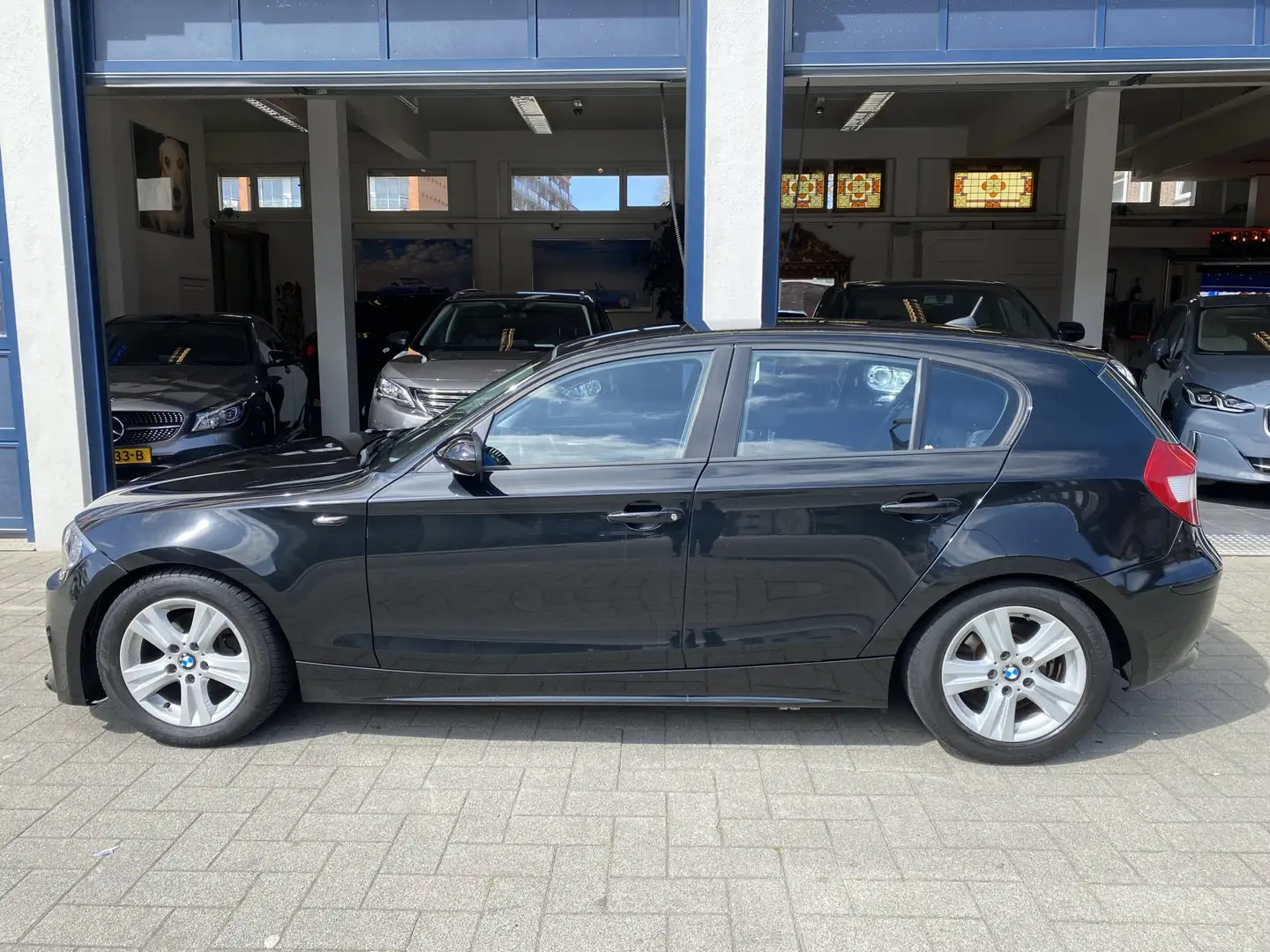 BMW 118 1-serie 118i NL AUTO. Zwart - 2
