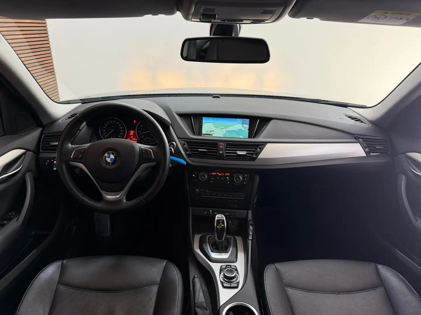 BMW X1 SDrive20i High Executive Automaat | PDC Voor + Ach Gris - 2