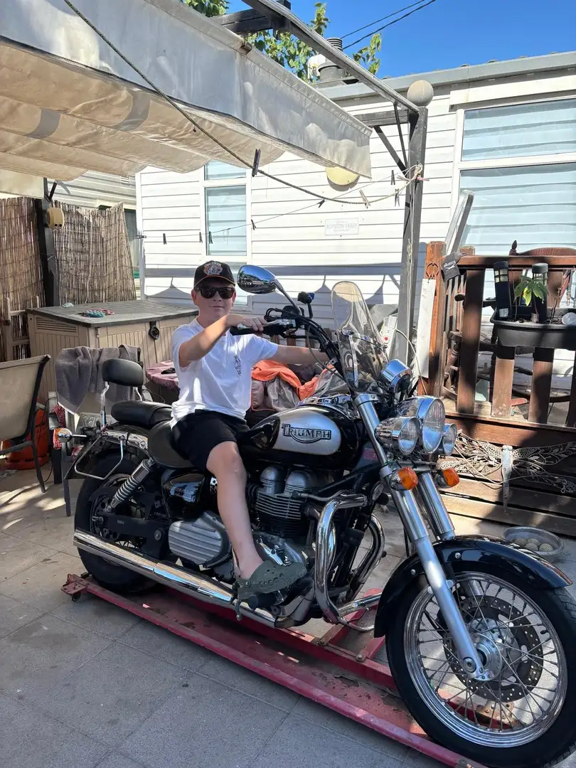 Triumph Bonneville America Negro - 1