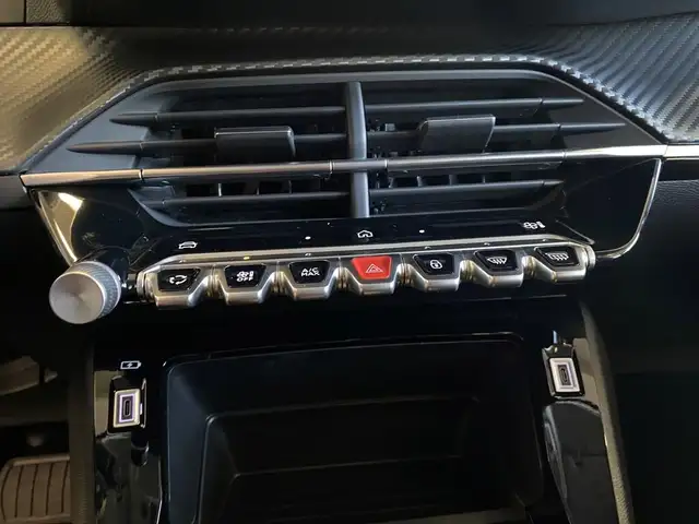 Peugeot 208 view 11