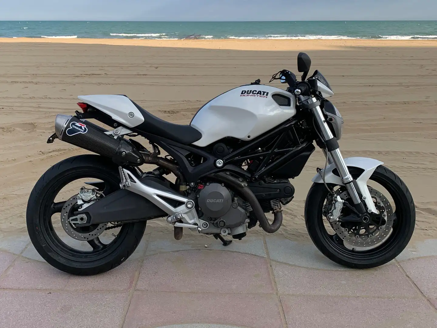 Ducati Monster 696 Plus White - 1