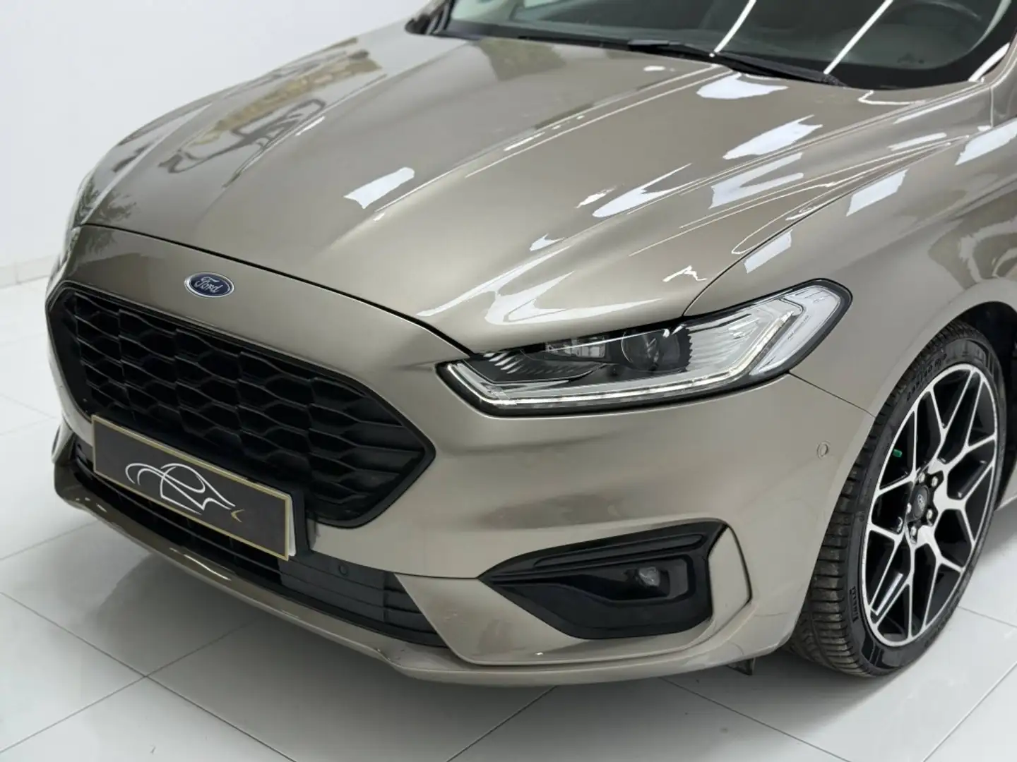 Ford Mondeo Sedán 2.0 HEV ST-Line Brun - 2