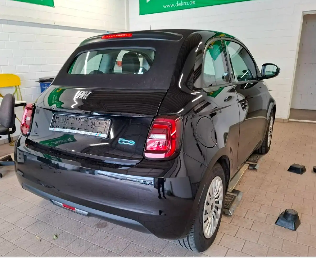 Fiat 500e Cabrio 118PS 42kWh Navi - Klimaautomatik Schwarz - 2