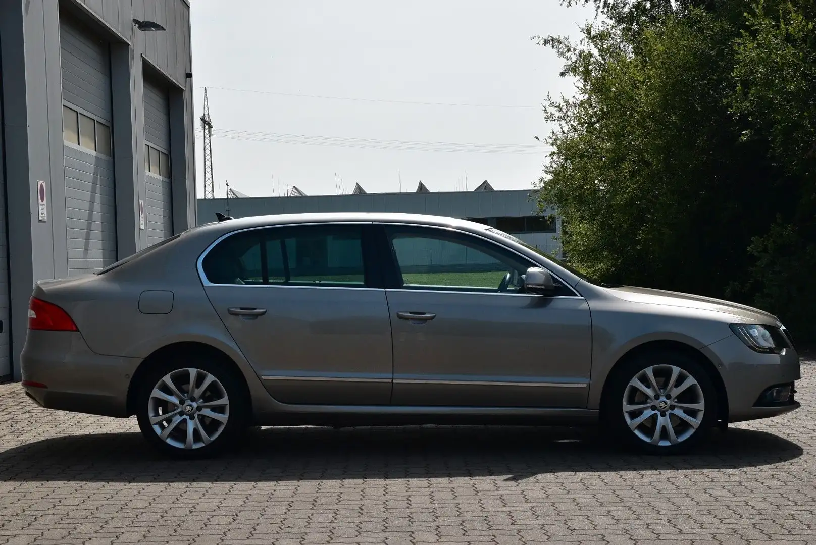 Skoda Superb Elegance Memory, Leder, SHZ, AHK, Tüv neu Beige - 2