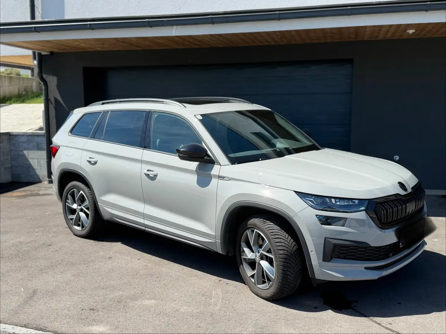 Skoda Kodiaq Kodiaq 2,0 TDI SCR 4x4 Sportline DSG Sportline Grau - 2