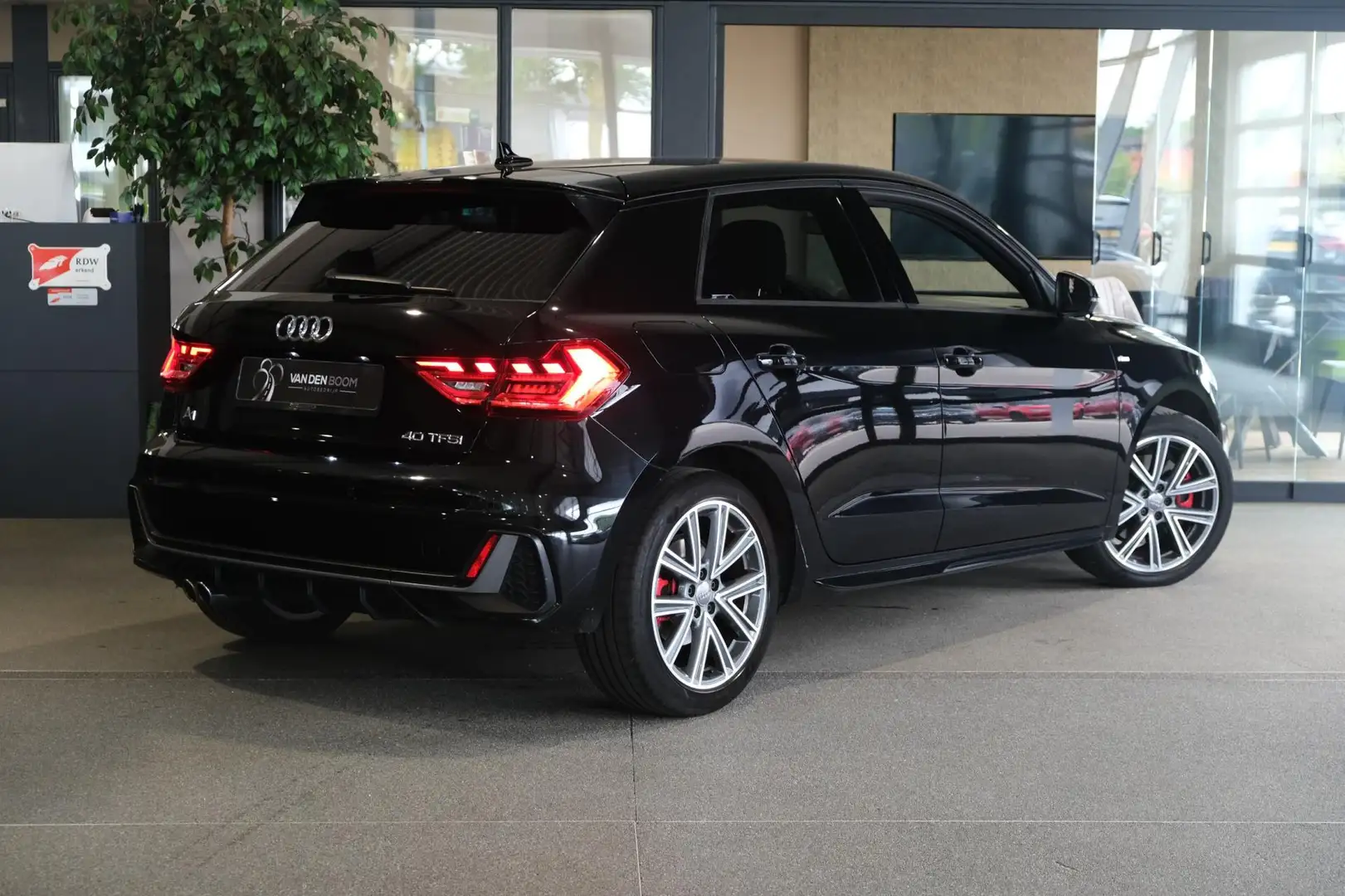 Audi A1 Sportback 40 TFSI 200PK S-Line Led Leder Navi Virt Zwart - 2