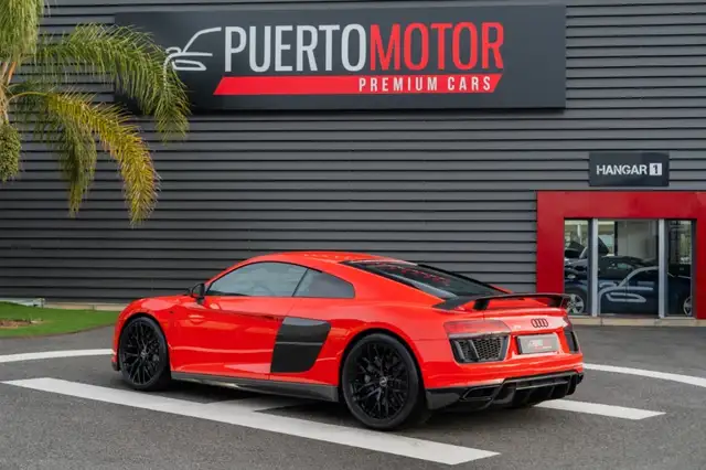 Audi R8 view 4