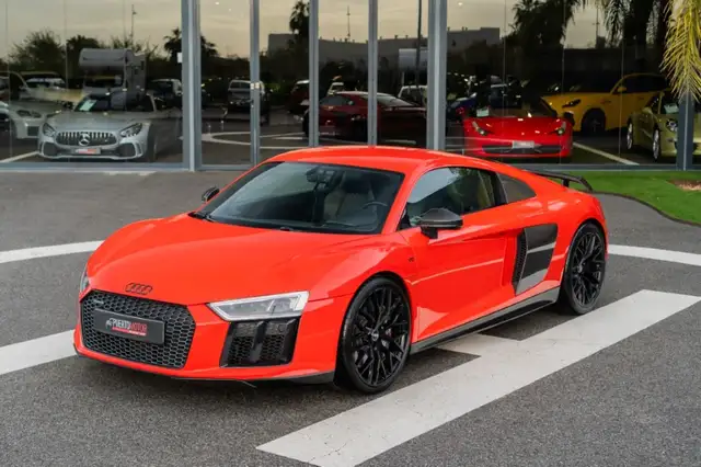 Audi R8 view 3
