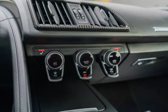 Audi R8 view 14