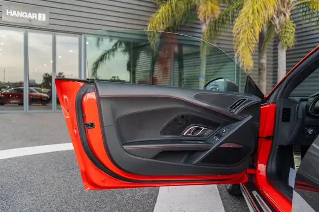 Audi R8 view 7