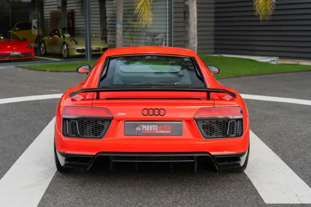 Audi R8 view 5