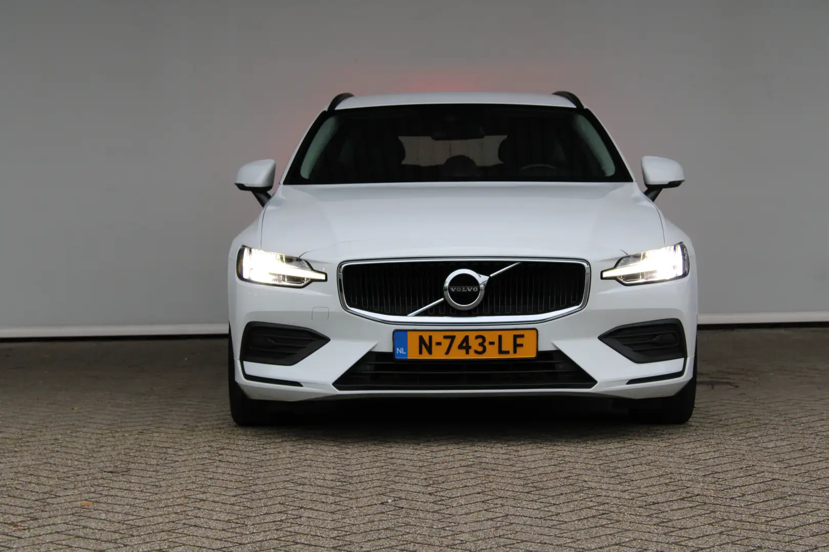 Volvo V60 2.0 B3 Momentum Advantage | Adaptieve cruise contr Wit - 2