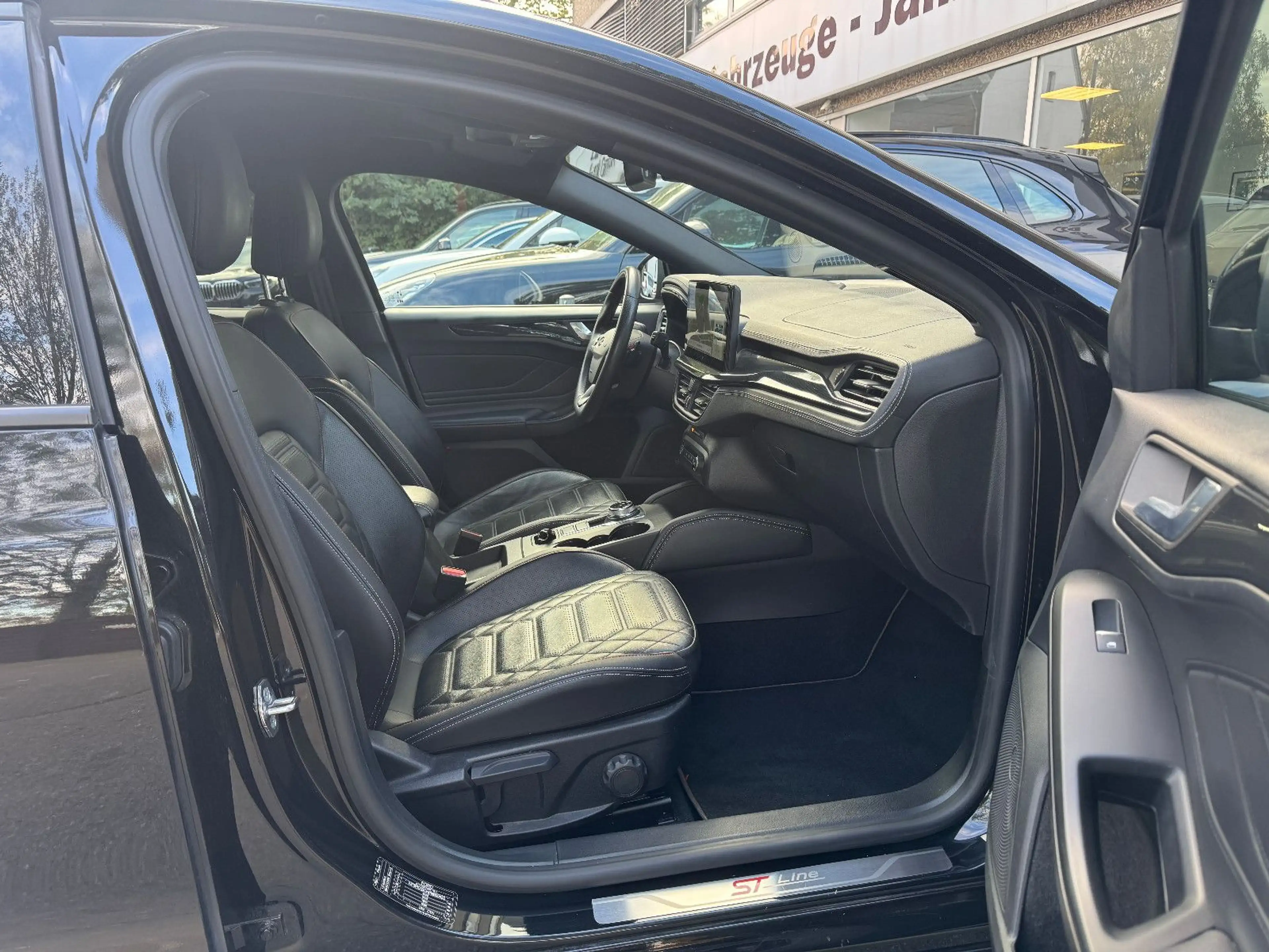 Ford Focus 1,5 ST-Line Vignale Matrix LED Family AHK — photo 13