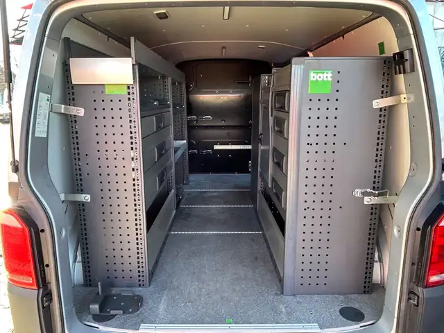 Volkswagen T6 Transporter lang Regale Werkstatt Navi PDC