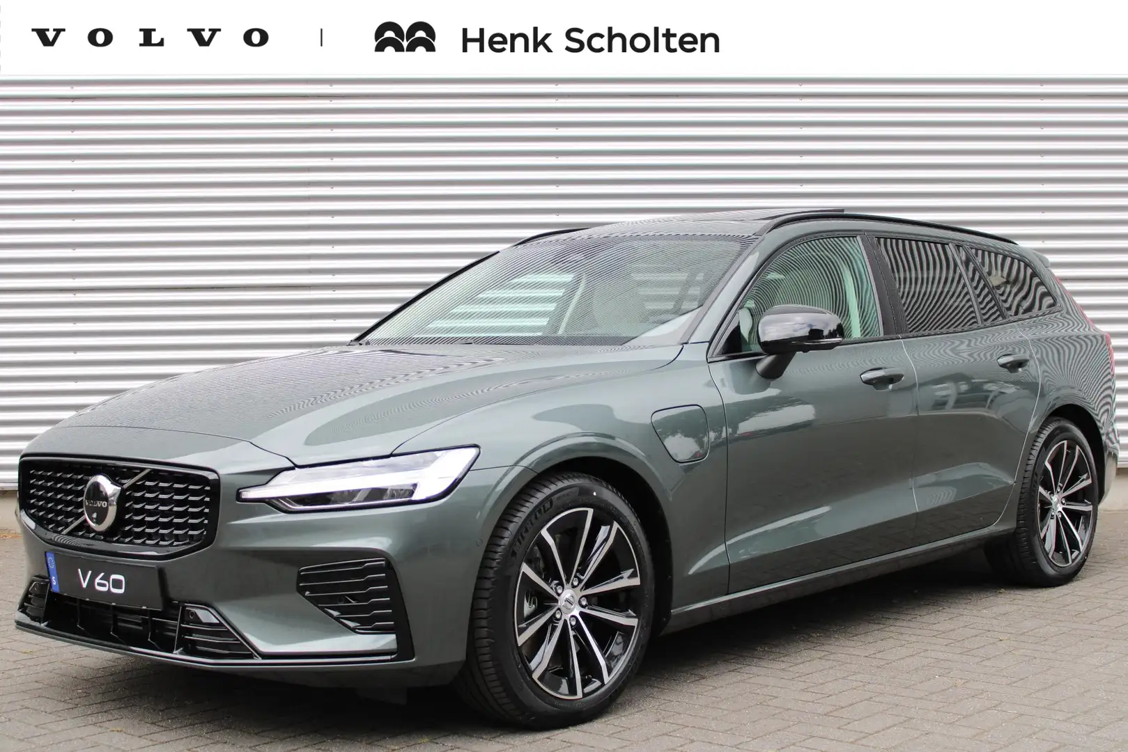 Volvo V60 T6 Plug-in hybrid AWD 350PK Plus Dark | Panoramada Groen - 1