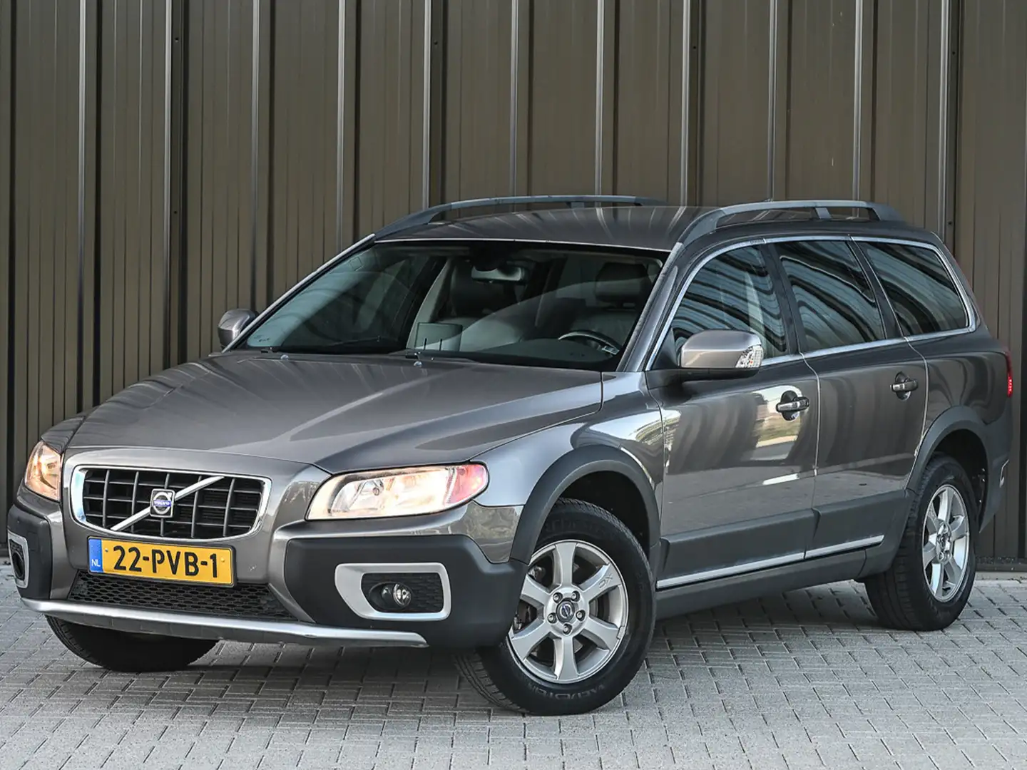 Volvo XC70 2.0 D3 FWD | LEDER | CRUISECONTROL | BLUETOOTH | A Grau - 2