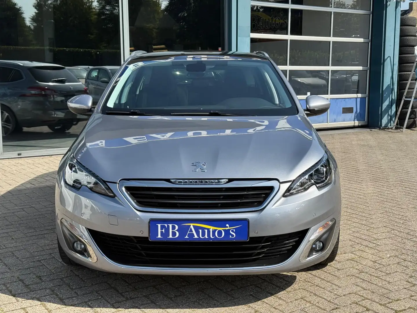 Peugeot 308 SW 1.2 PureTech Blue Lease Premium Airco Lmv Navi Grijs - 2