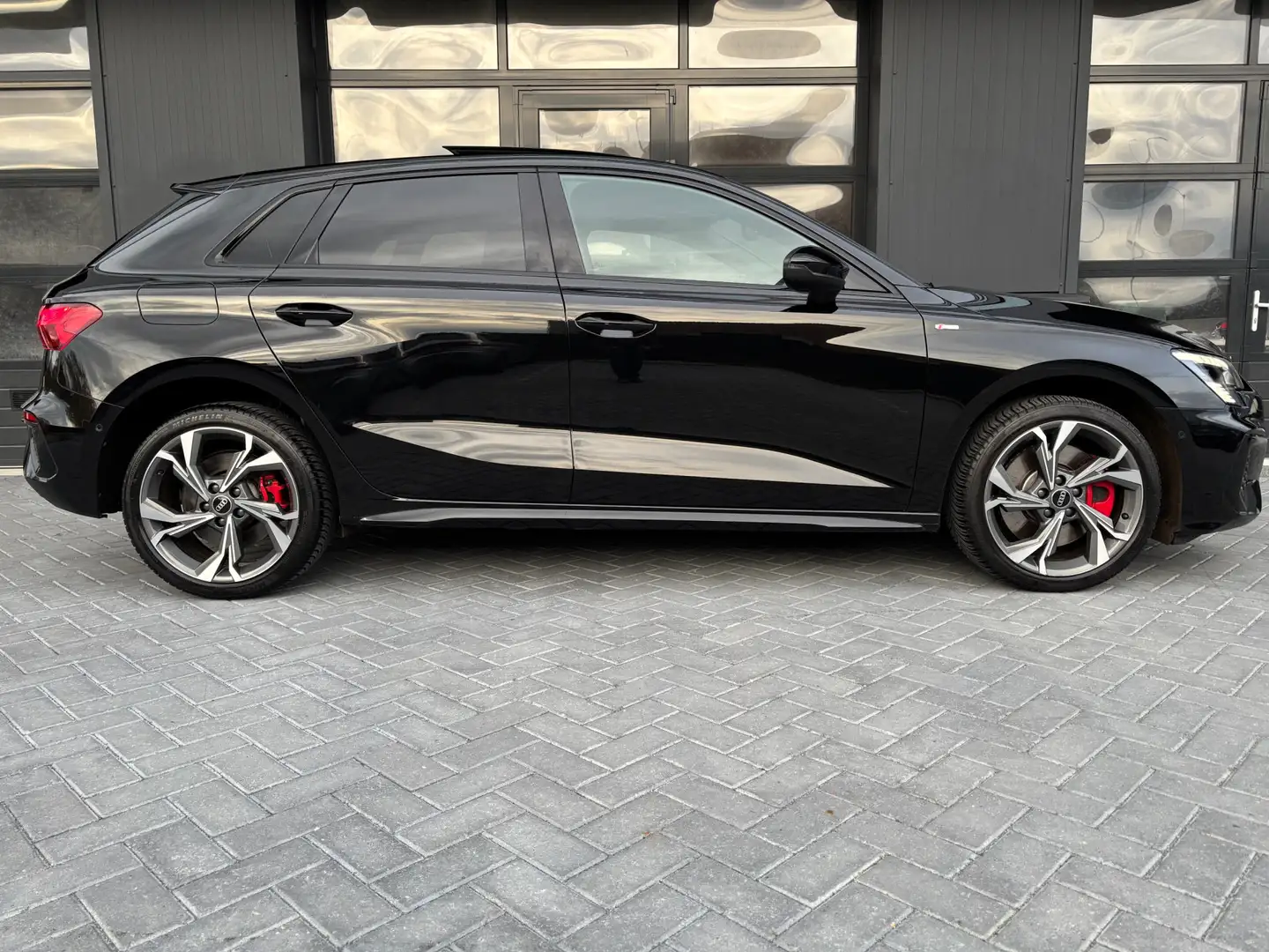 Audi A3 Sportback 45 TFSIe 245 pk S-line Matrix Pano Sfeer Noir - 2