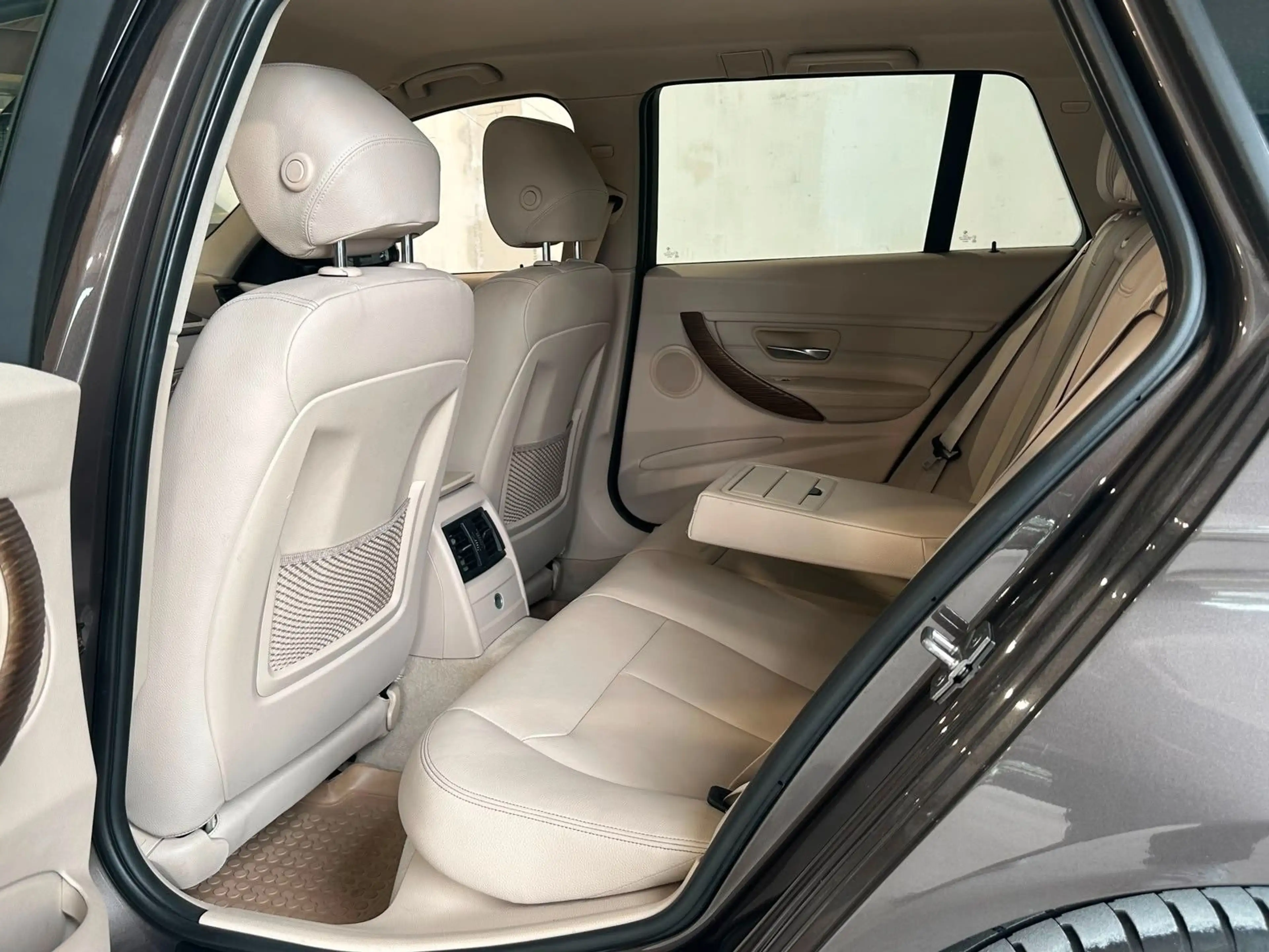 BMW 318 d Touring LEDER NAVI XEN. TOP ZUST. INSP.NEU — photo 12